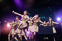 新衣装で「ワタシイロ光る」を歌うラフ×ラフ。