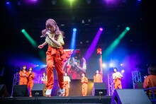 0.5倍速で花道を移動する藤崎未来。