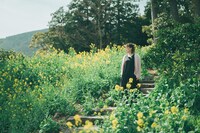 「江之浦測候所」を散策する坂本美雨。（Photo 前康輔）