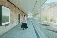 「江之浦測候所」の夏至光遥拝100メートルギャラリー。（Photo 前康輔）