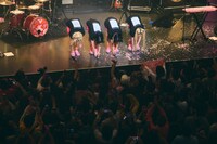 オーディエンスにお辞儀するCHAI。（Photo by Yoshio Nakaiso）