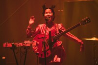 カナ（Vo, G）（Photo by Yoshio Nakaiso）