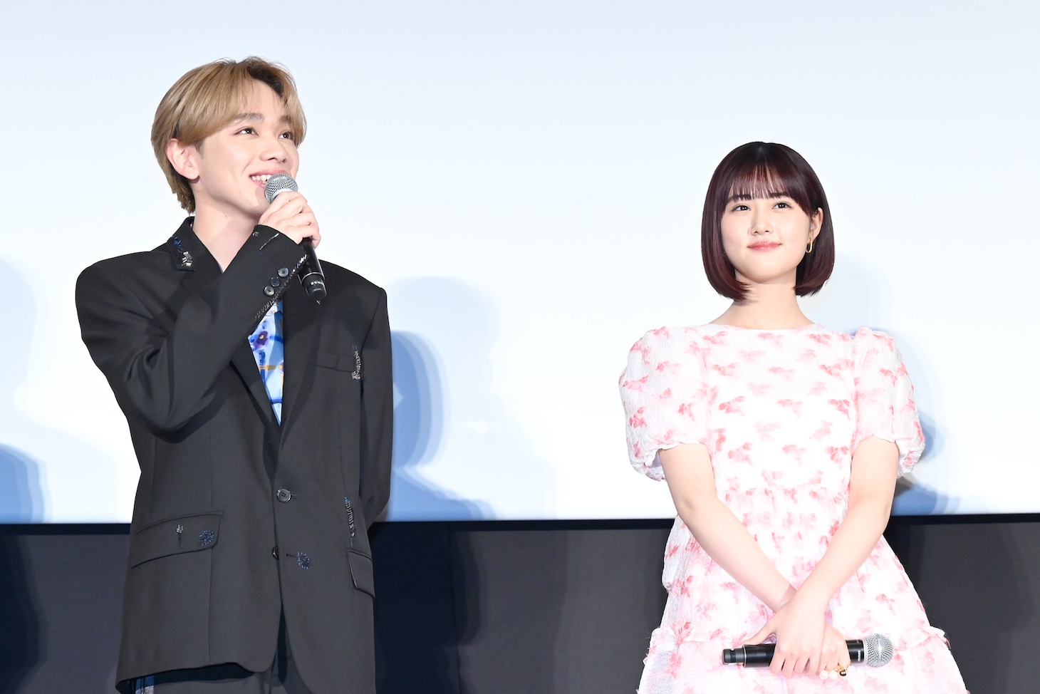 左から宮世琉弥、原菜乃華。