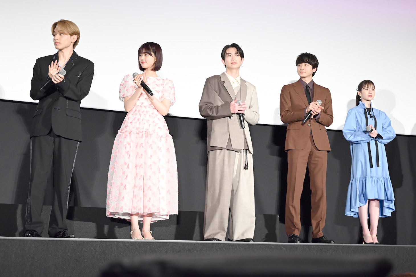 左から宮世琉弥、原菜乃華、綱啓永、小関裕太、白宮みずほ。