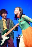 左から穴見真吾（B）、長屋晴子（Vo, G）。