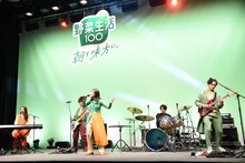 緑黄色社会のライブの様子。