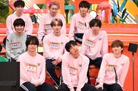 変顔をするアロハ（下段中央 / 超特急）。