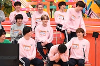 照れるアロハ（下段中央 / 超特急）。