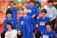 立ち上がるジャン海渡（SUPER★DRAGON / 中央）。