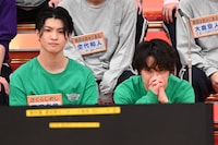 真剣な表情を浮かべるさくらしめじの高田彪我と田中雅功。