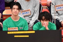 真剣な表情を浮かべるさくらしめじの高田彪我と田中雅功。