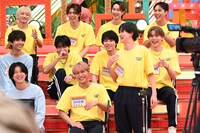 立ち上がるFUMINORI（BUDDiiS）。