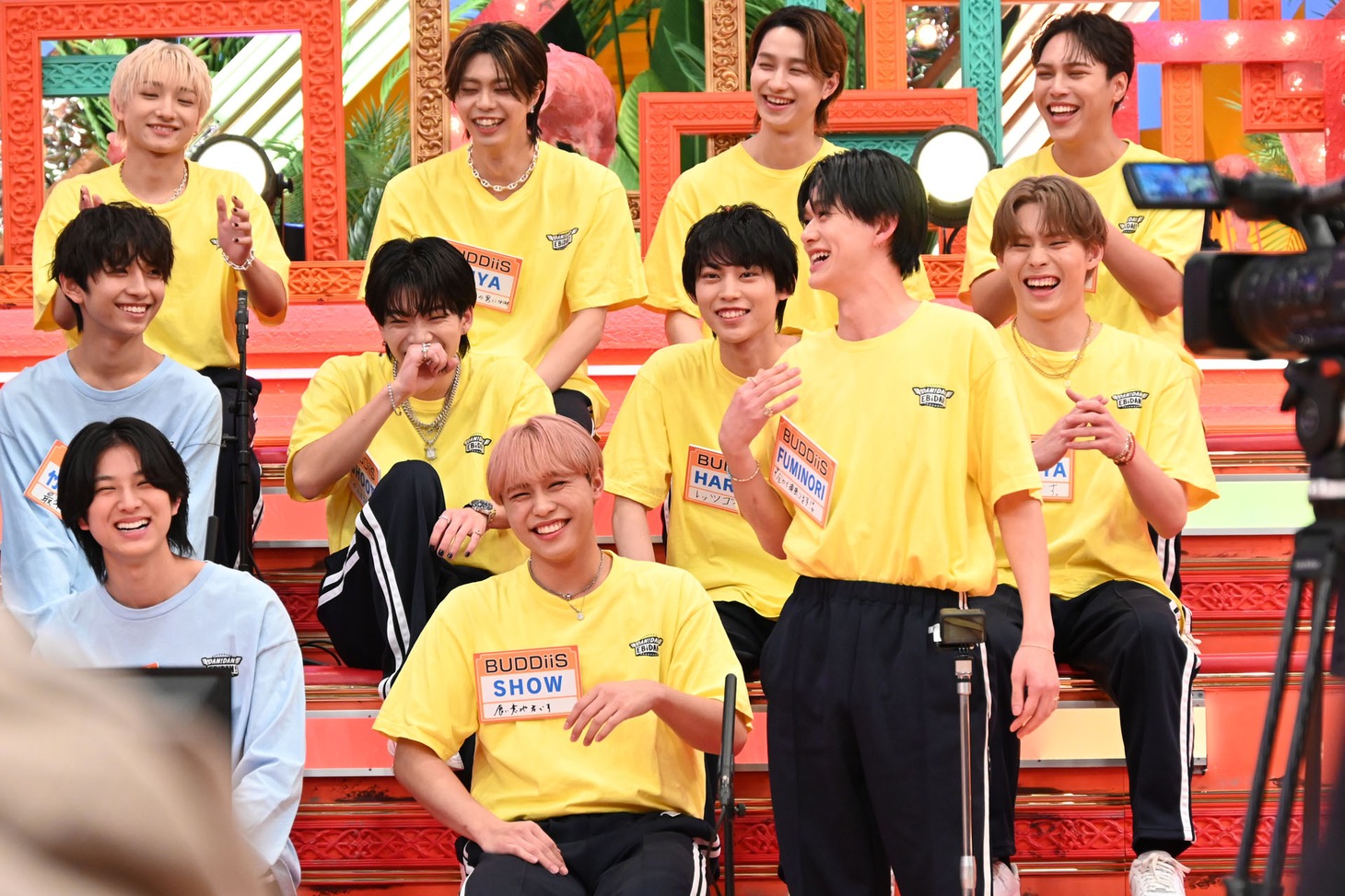 立ち上がるFUMINORI（BUDDiiS）。