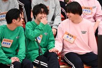 さくらしめじの2人とカイ（超特急 / 右）。