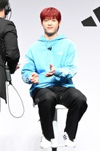 報道陣に視線を送りつつフリップを受け取る木村柾哉（INI）。