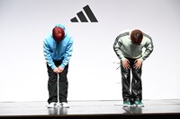 会見終了後に深々とお辞儀をする2人。