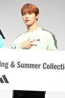 アディダスジャパン マーケティング事業本部にてシニアディレクターを務める山本健氏から伝授されたポーズを実践する與那城奨。