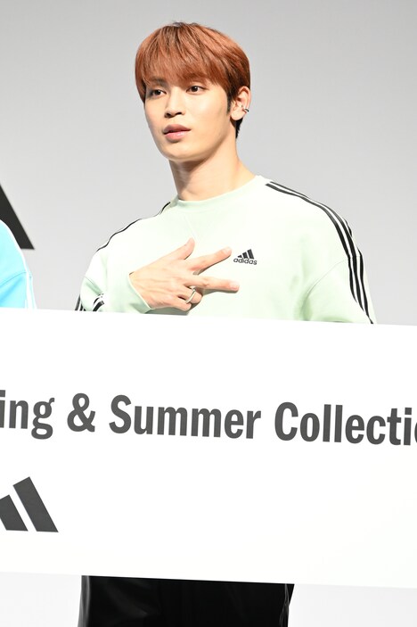 アディダスジャパン マーケティング事業本部にてシニアディレクターを務める山本健氏から伝授されたポーズを実践する與那城奨。