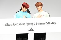 與那城奨（JO1）にこっそりポーズを確認する木村柾哉（INI）。