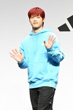 去り際に小さく手を振る木村柾哉（INI）