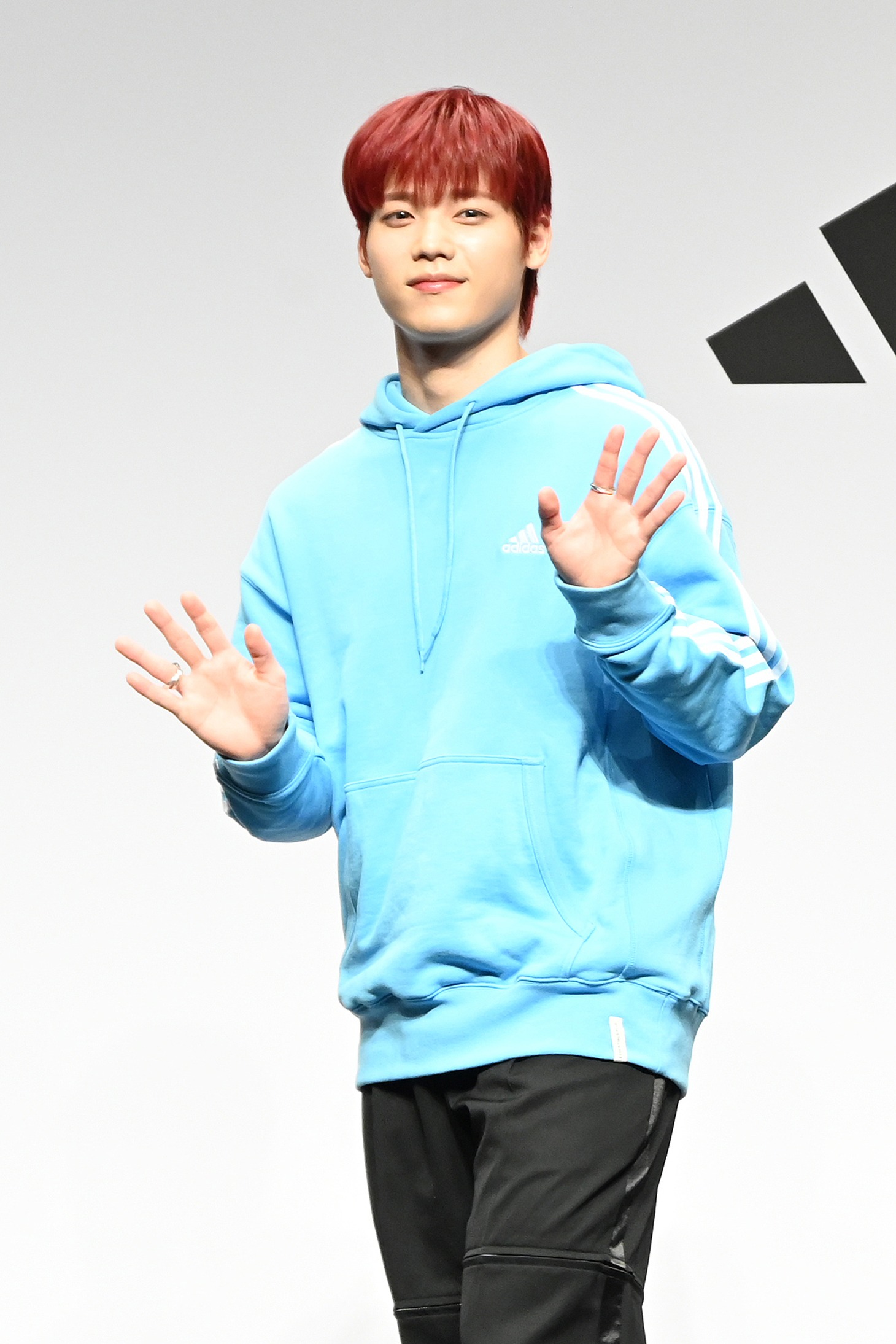 去り際に小さく手を振る木村柾哉（INI）
