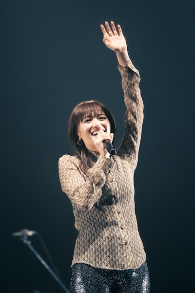 手を振るiri。（撮影：田中聖太郎）