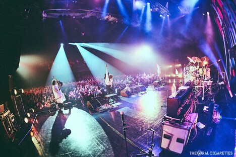 THE ORAL CIGARETTESのライブの様子。（Photo by Ryotaro Kawashima）