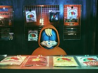 店奥に鎮座するTaiTanのキャラクター人形。（Photo by SEIYA FUJII［W］）