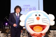 葉加瀬太郎とドラえもん。(c)藤子プロ・小学館・テレビ朝日・シンエイ・ADK 2024