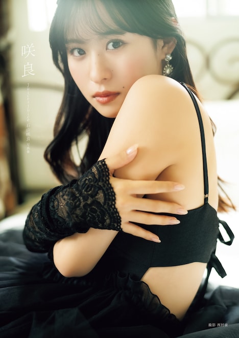 石山咲良(Juice=Juice)の1st写真集「咲良」表紙。