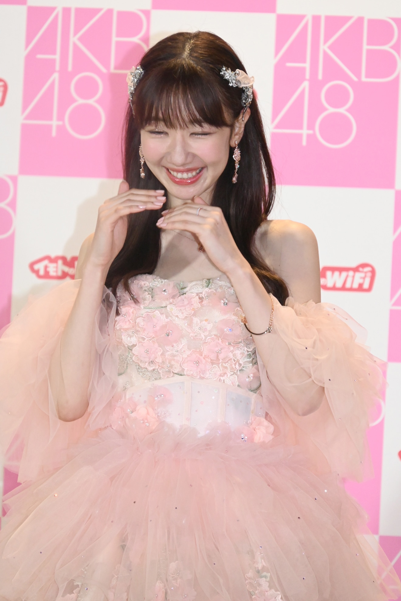 ウインクを求められるも、「踊りながらじゃないとできないんです」と嘆く柏木由紀。