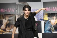 カメラマンに「躍動感のあるポーズを」と求められた柏木悠（超特急）。