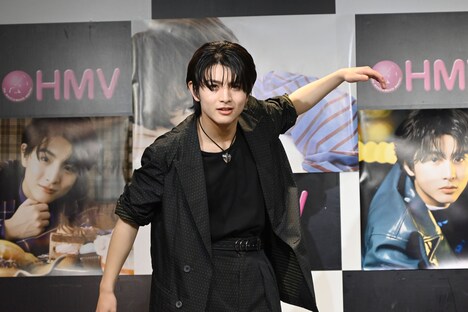 カメラマンに「躍動感のあるポーズを」と求められた柏木悠（超特急）。