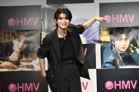 このポーズが正解なのか戸惑う柏木悠（超特急）。