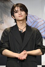 会見に応じる柏木悠（超特急）。