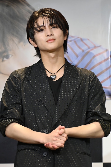 会見に応じる柏木悠（超特急）。