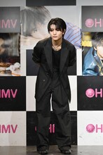 質問に耳を傾ける柏木悠（超特急）。