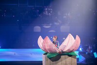 桃から生まれた詩羽。（撮影：興梠真穂）