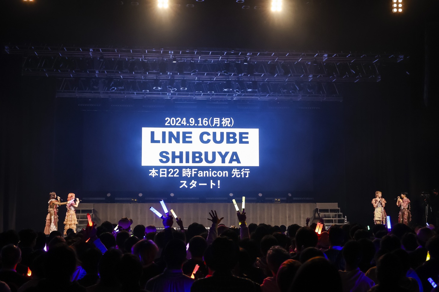 スクリーンに映し出された東京・LINE CUBE SHIBUYA（渋谷公会堂）公演開催決定の知らせ。（撮影：笹森健一）