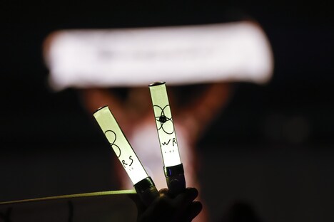 Colorsが振る「FLWRS」ペンライト。(撮影:笹森健一)