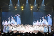 アンコールで「約束よ」を歌うAKB48。(c)AKB48