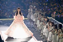 階段を上る柏木由紀。(c)AKB48