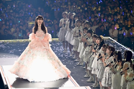 階段を上る柏木由紀。(c)AKB48