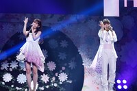 「てもでもの涙」を歌う柏木由紀と宮澤佐江。(c)AKB48