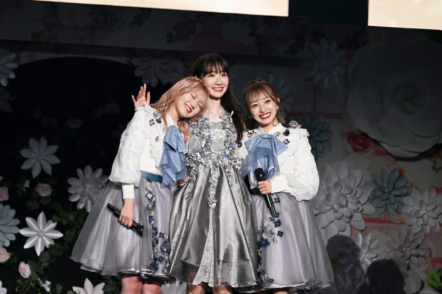 左から村山彩希、柏木由紀、向井地美音。(c)AKB48