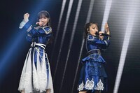 「RIVER」を歌う柏木由紀と高橋みなみ。(c)AKB48