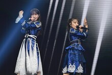 「RIVER」を歌う柏木由紀と高橋みなみ。(c)AKB48