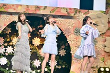 左から指原莉乃、柏木由紀、峯岸みなみ。(c)AKB48