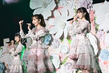 「Green Flash」を歌う小嶋陽菜と柏木由紀。(c)AKB48