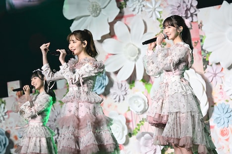 「Green Flash」を歌う小嶋陽菜と柏木由紀。(c)AKB48